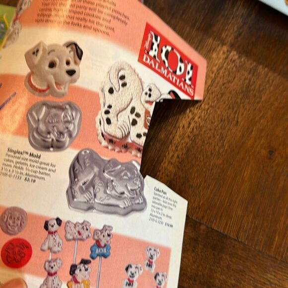 Vintage Wilton cake pan and year 2000 Cake decorating book - Picture 12 of 14